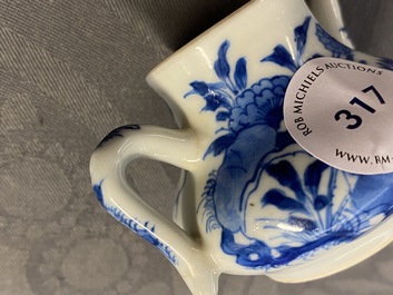 Une th&eacute;i&egrave;re miniature en porcelaine de Chine en bleu et blanc, marque de Chenghua, Kangxi